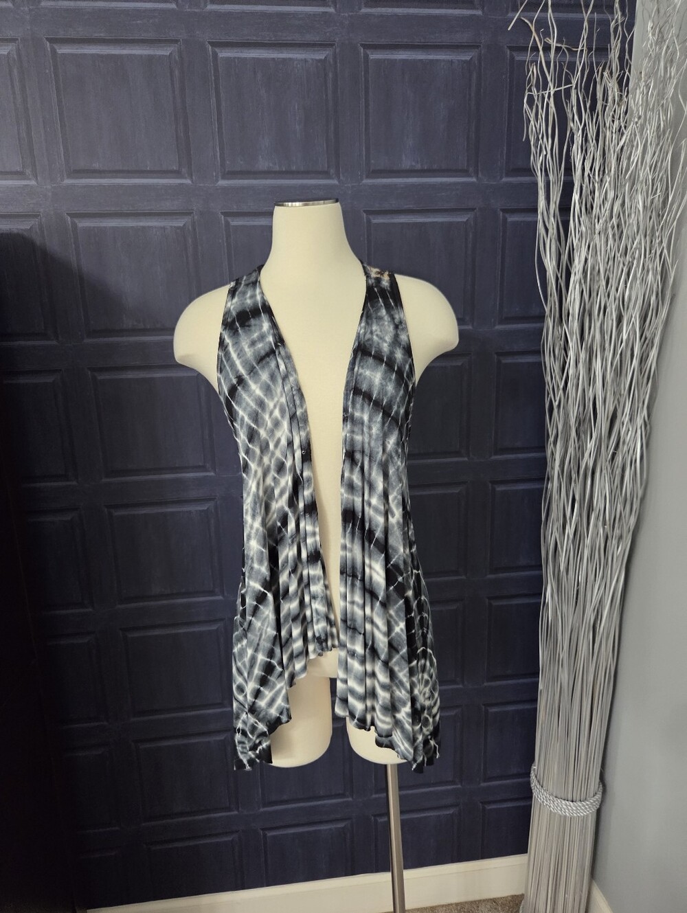 T Party Fashion Black & White Tie-Dye Sleeveless Open Front Tunic